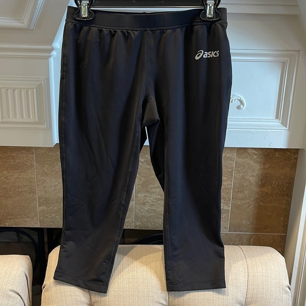 A: ASICS Women’s PERFORMANCE CAPRI Black Sz M